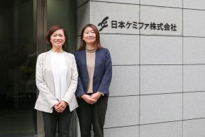 【お客様インタビュー #21】社内報は会社と社員をつなぐ貴重なツール。人の温かみが伝わる誌面づくりにこだわっていきたい。/日本ケミファ株式会社様